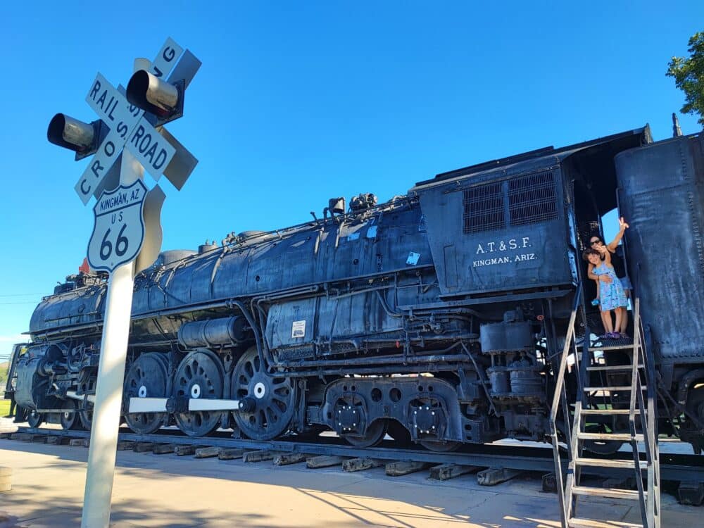 La locomotora del Santa Fe, tren histórico en Kingman, delante del museo de la ruta 66