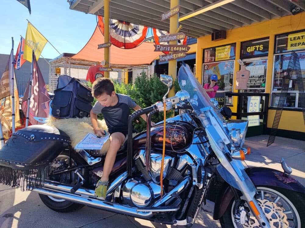 En una tienda de Kingman subiendo a una Harley a nuestro paso de la ruta 66 en autocaravana