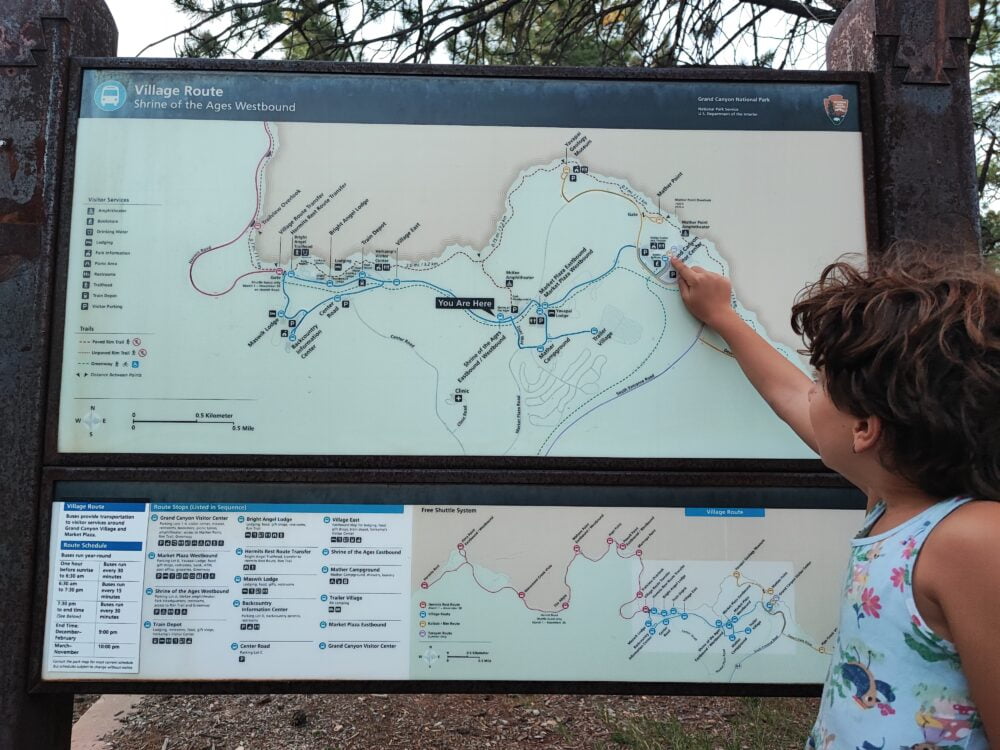 Mapa con las rutas de buses gratuitos para visitar los diferentes miradores del Gran Cañón y sus principales puntos de interés en el South Rim