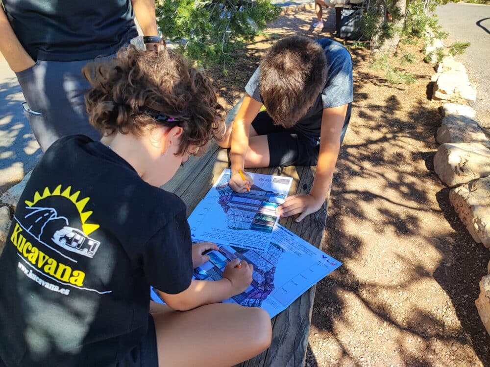 Completando el librito para ser Junior Rangers del Gran Cañón del Colorado y tener su insignia después del juramento