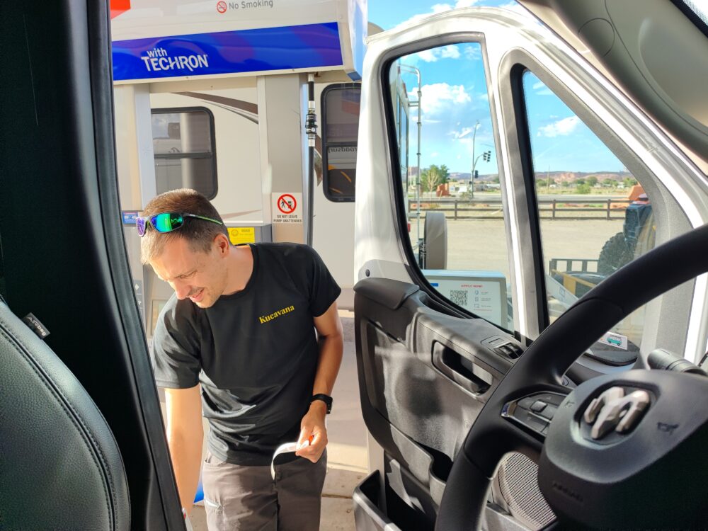 Poniendo gasolina en la Costa Oeste en autocaravana