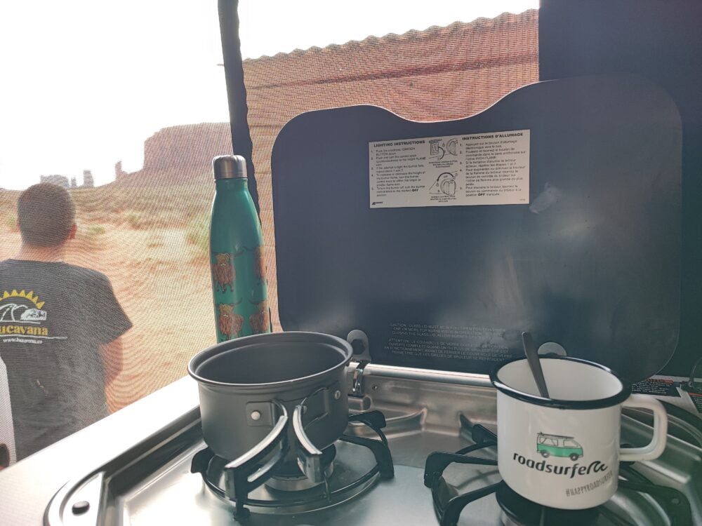 Wir bereiten das Frühstück auf unserer Reise durch die Vereinigten Staaten mit dem Wohnmobil im Monument Valley vor