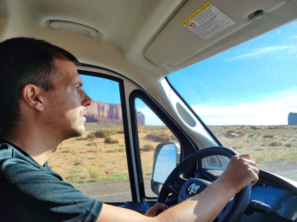 Conduciendo por Monument Valley, pero no en la carretera escénica por no tocar los bajos de la camper