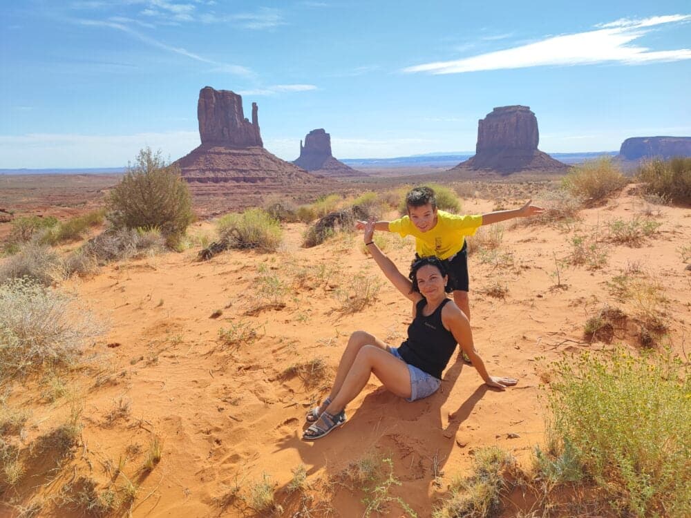 Posieren in den Fäustlingen im Hintergrund, Ikonen des Monument Valley, ein Muss im Monument Valley