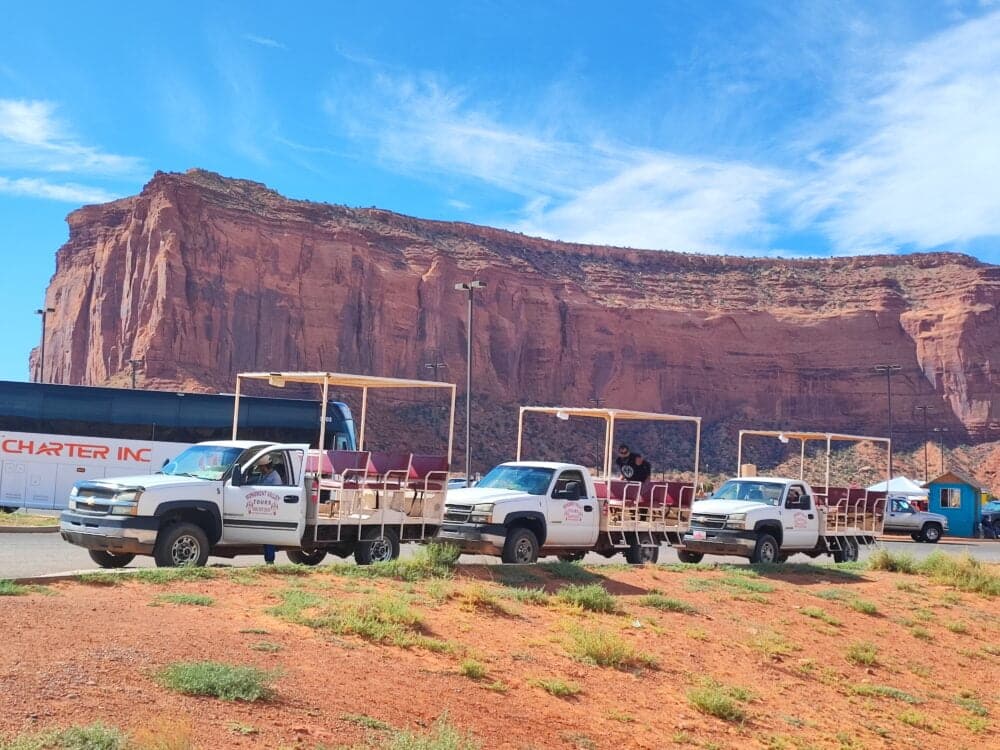 4x4s esperando para hacer el tour guiado a los turistas que quieren visitar Monument Valley cómodamente