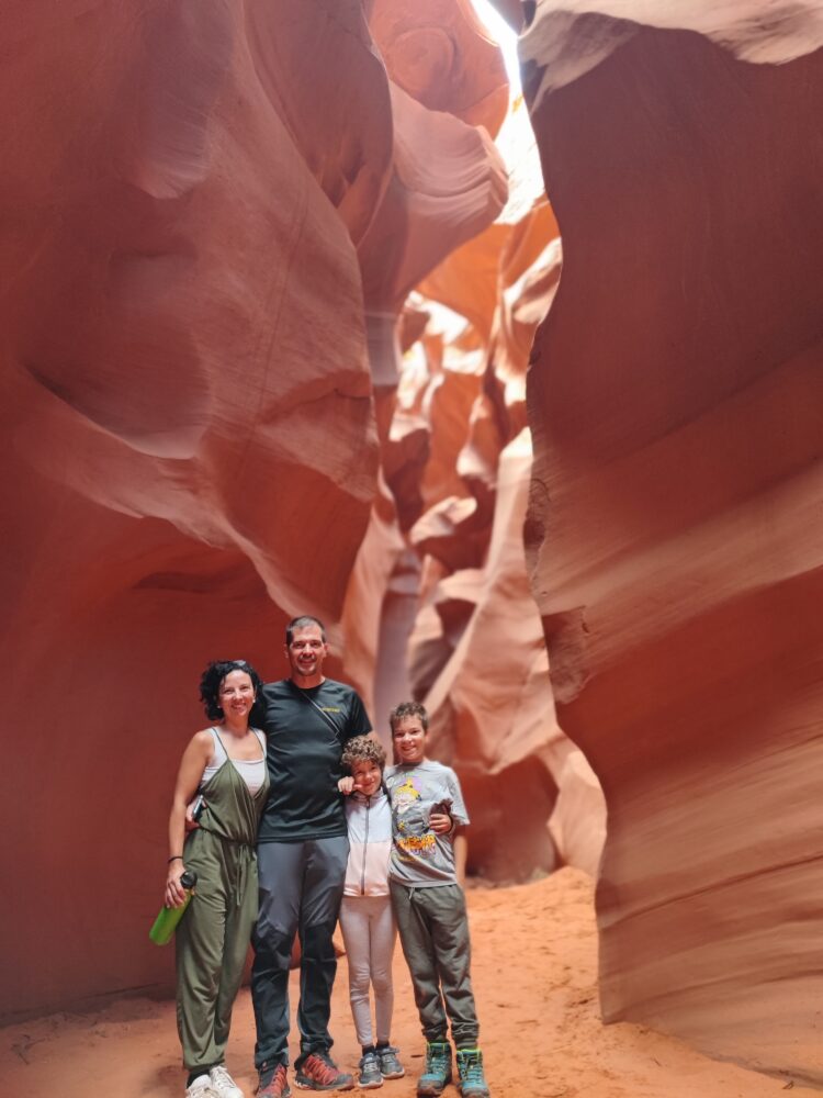 Antylope Canyon, Foto der Familie zu viert an diesem wunderschönen rötlichen Ort
