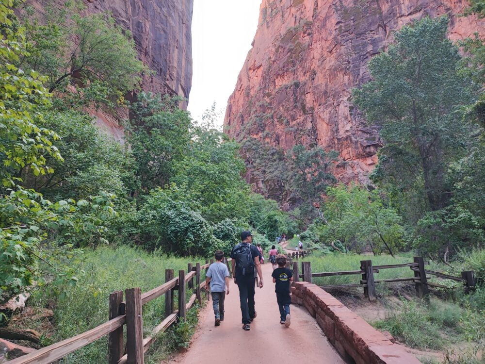 Hiking through the canyon of Zion National Park to go to the Narrows