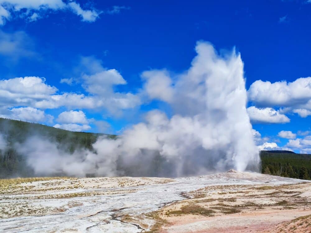 Der Old Faithfull-Geysir explodierte während unseres Besuchs im Yellowston-Nationalpark während unserer Wohnmobiltour durch die USA