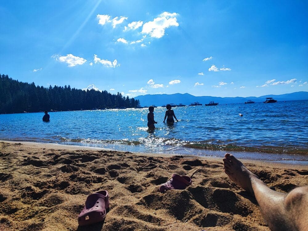 Baden im eisigen Wasser auf fast 2000 Metern Höhe über dem Meeresspiegel des Lake Tahoe