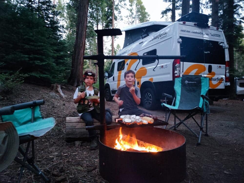 Wir haben auf einem der öffentlichen Campingplätze in Yosemite auf unserer Route entlang der Westküste der Vereinigten Staaten gezeltet