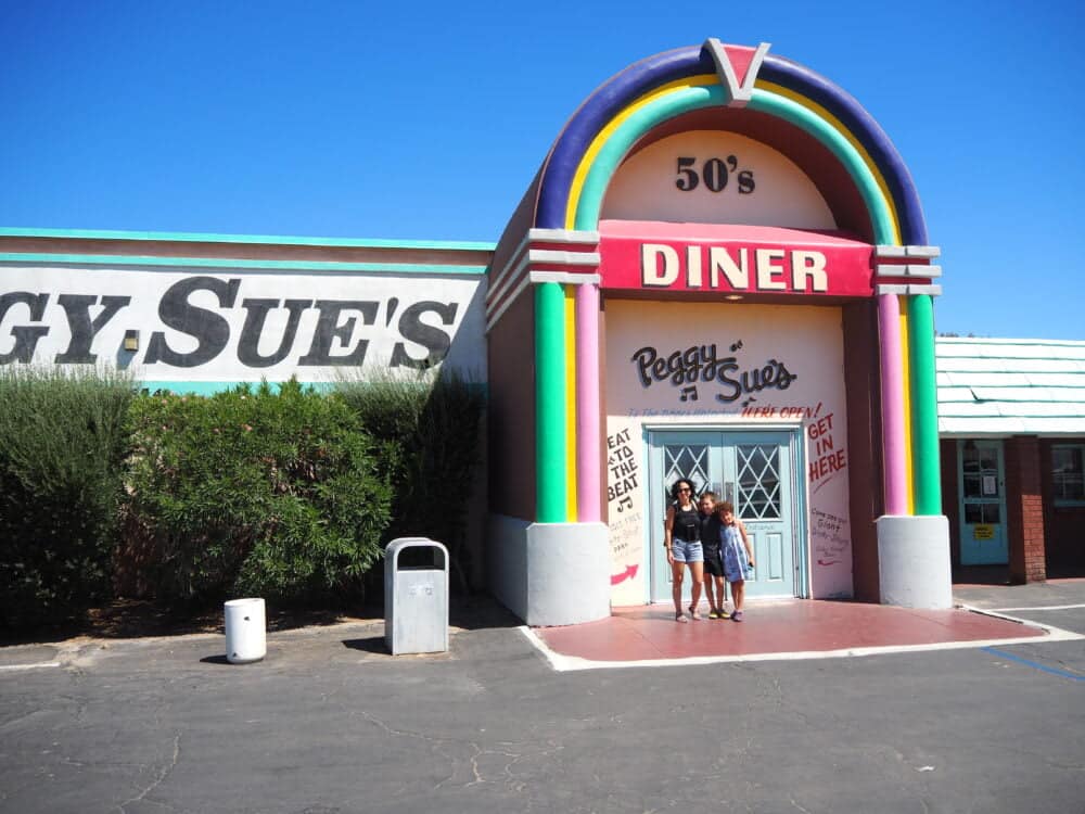 Restaurante cafeteria Peggy Sue's Diner muy recomendablle como parada para comer o desayunar en la ruta 66 en autocaravana o camper