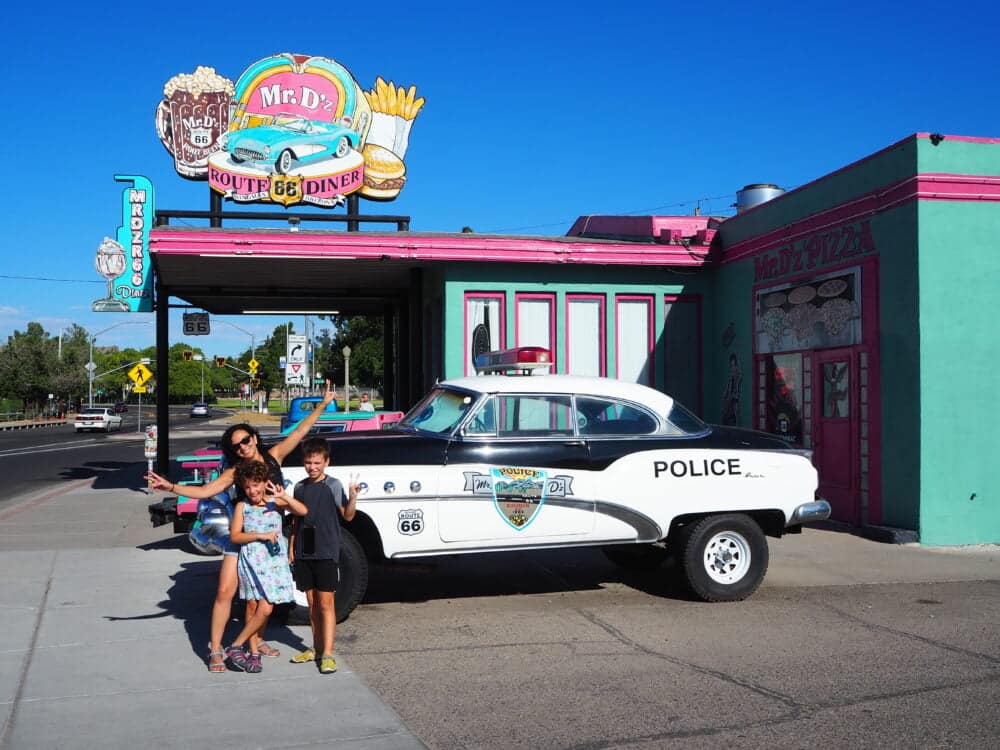 En nuestra ruta por la 66 en camper, delante de uno de los restaurantes míticos en Kingman