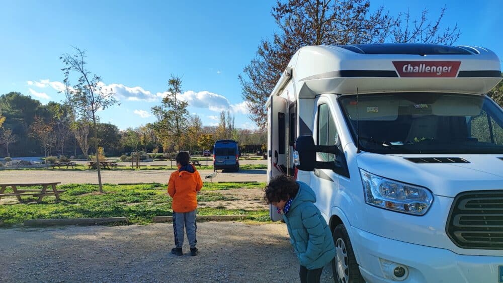 En el parking de acceso a la zona de a pie de Sigean en autocaravana, donde al lado hay mesas de pícnic