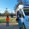 En el parking de acceso a la zona de a pie de Sigean en autocaravana, donde al lado hay mesas de pícnic