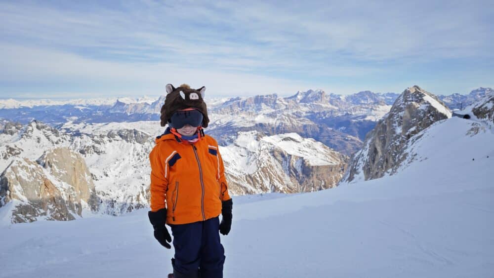 Skier avec le meilleur paysage du monde dans la Marmolada