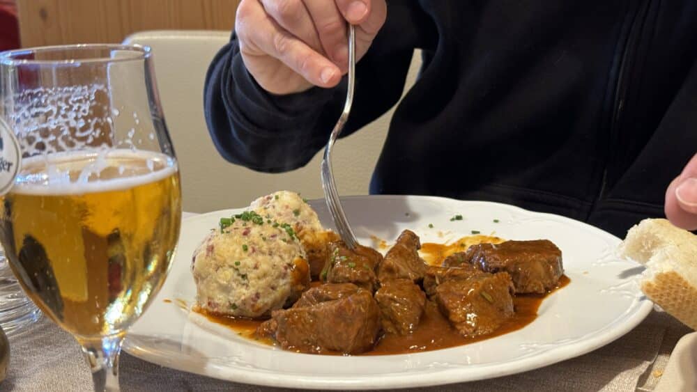 Goulash com canederlis típicos, uns deliciosos bolinhos de pão e cisco