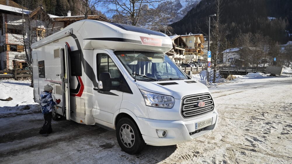 Nosso motorhome com rodas de 4 estações aprovadas para neve