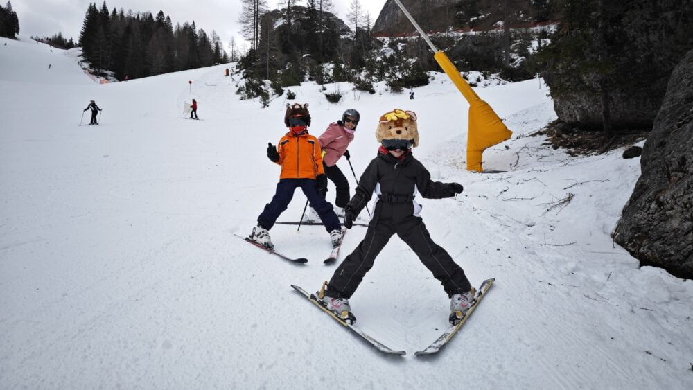 Esquiar no domínio Civetta, na estação de esqui Val di Zoldo. Dolimitas esquiando com crianças