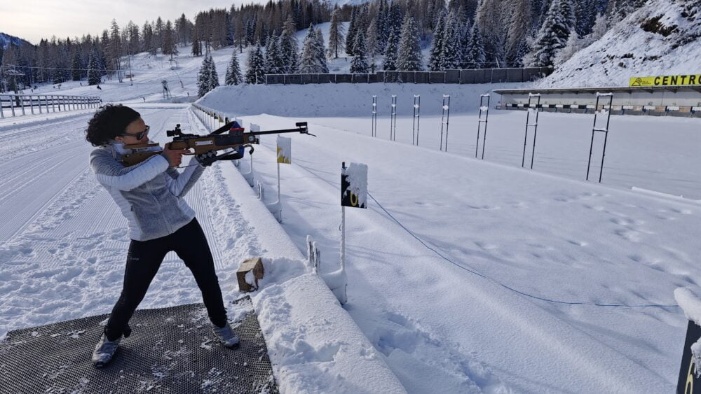 Aprenent tir de biatló al centre d'esquí de fons i biatló de Palafavera, a Val di Zoldo, Dolomites, Itàlia