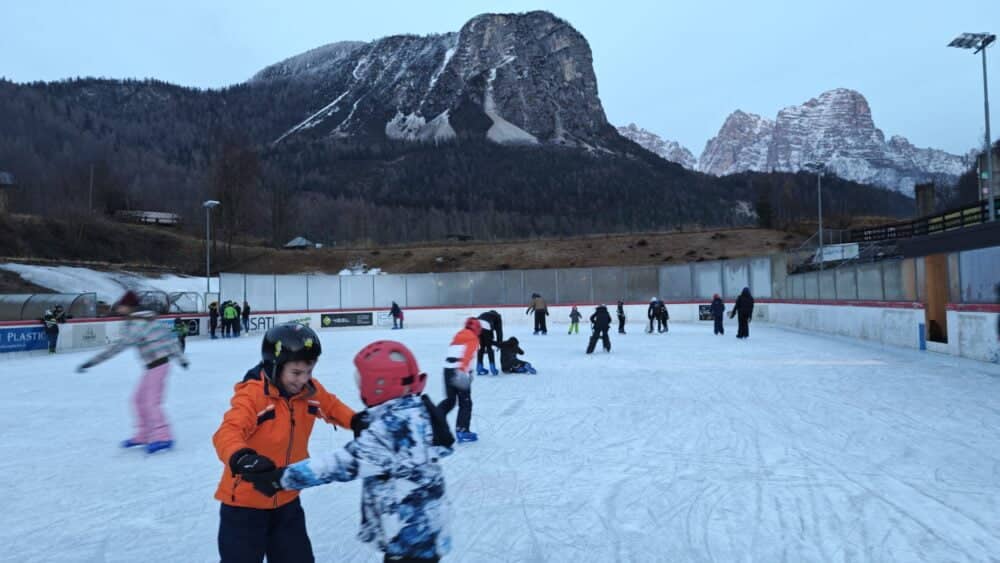 Patinando sobre hielo en los Dolomitas, en la pista deportiva de patinaje de Forno di Zoldo