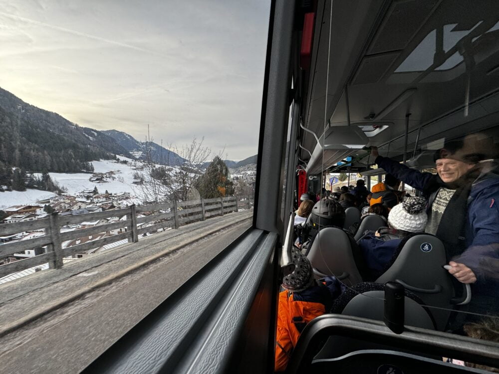 No ônibus público em Val di Gardena