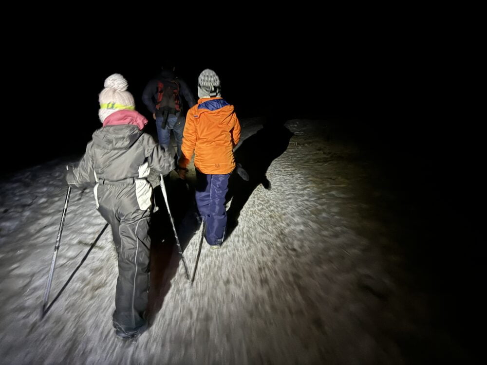 Excursão noturna com raquetes de neve por Val di Zoldo até a cabana Baita Civetta, organizada pela Val di Zoldo Tourism