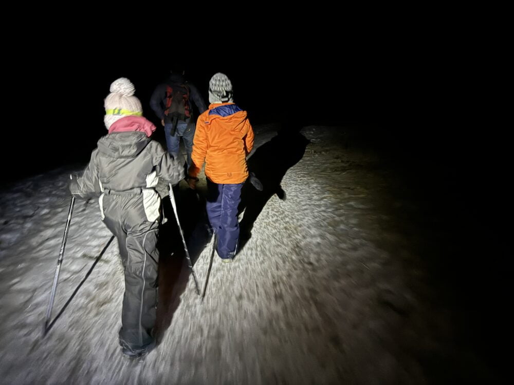 Excursion nocturne en raquettes à travers le Val di Zoldo jusqu'au refuge Baita Civetta, organisée par Val di Zoldo Tourisme