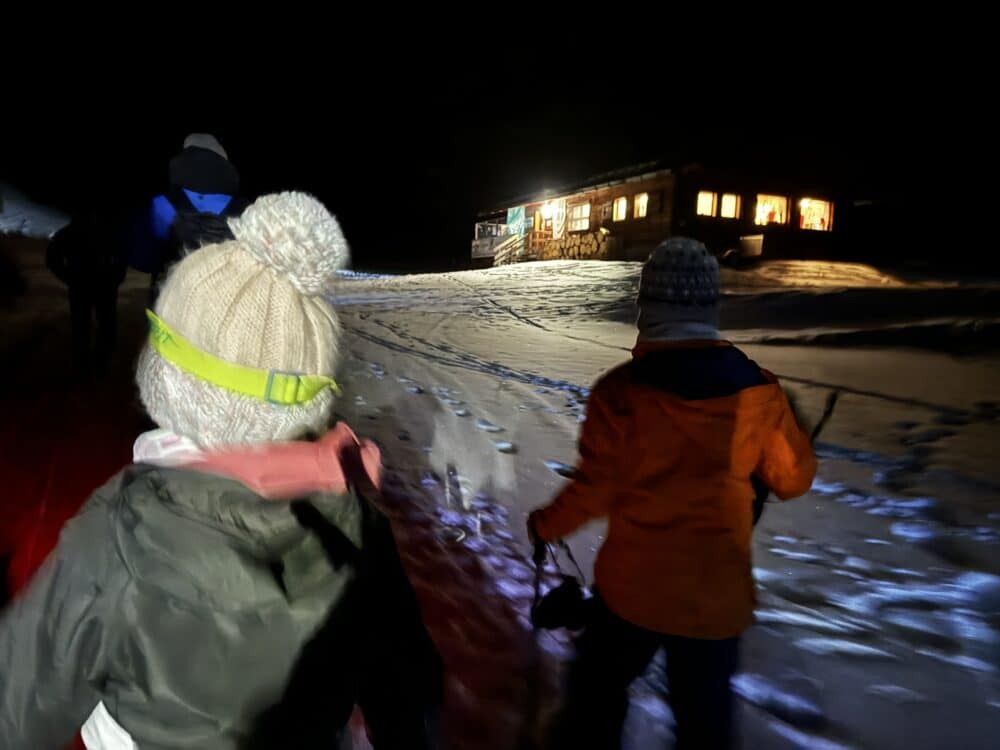 Llegando al refugio donde cenaríamos después de la ruta en raquetas noctura en Val di Zoldo. Dolomitas con niños