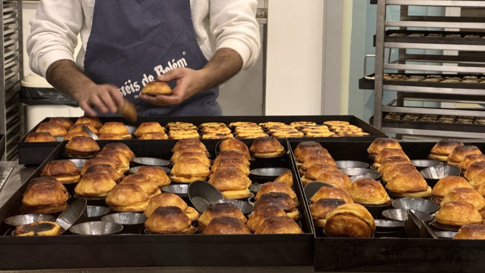 En el obrador de la Pastelería de Belém, pastelitos de Belém recién salidos del horno