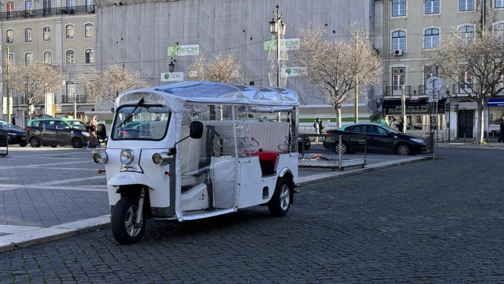 Tuc tuc preparado para el tour en Lisboa con niños