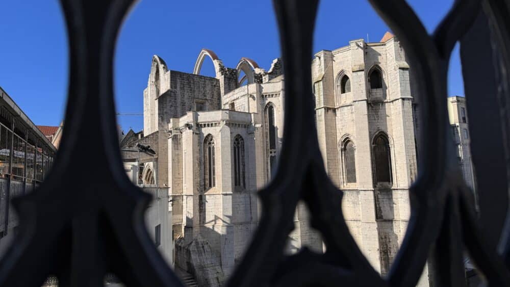 Iglesia gótica derruida en el terremoto de 1755 del museo arqueológico de Carmo