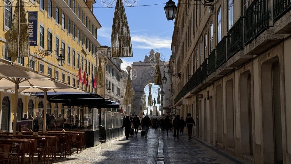 Rua Augusta con su puerta hacia la Plaza del Comercio que da al mar