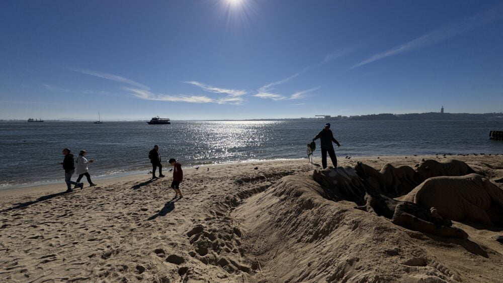 Esculturas de arena y pequeña playa ubicada delante de la Plaza de Comercio de Lisboa