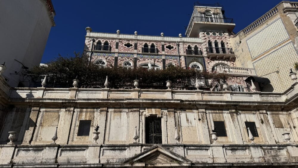 Fuente Chafariz d'El-Rei, también llamada Fuente del Rey. La primera fuente pública de Lisboa que parece un palacio