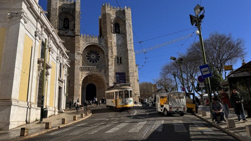 Catedral de Lisboa, la Sé, con el tranvía pasando por delante