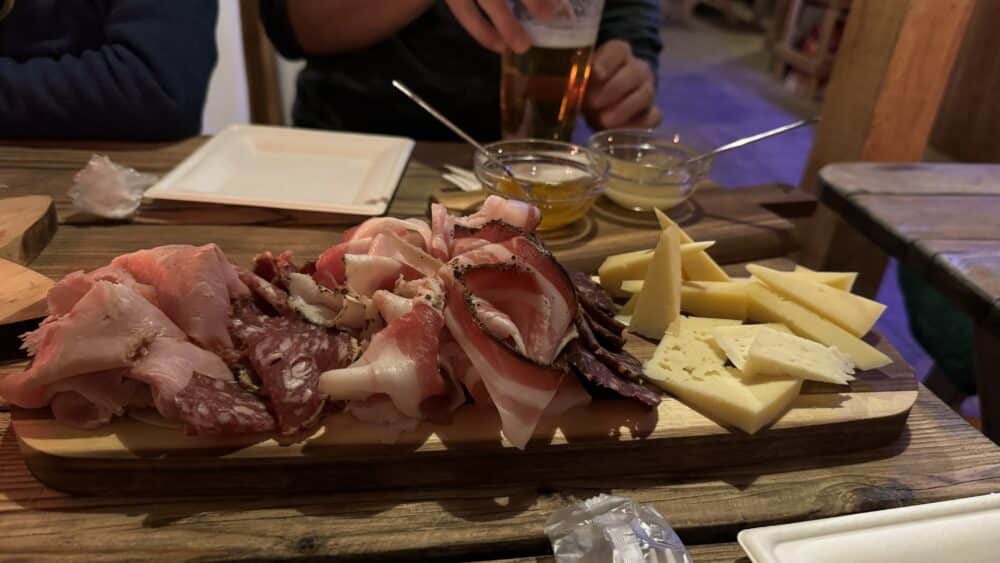 Tábua de charcutaria de Val di Zoldo em BAita Ru, Pecol, Dolomitas