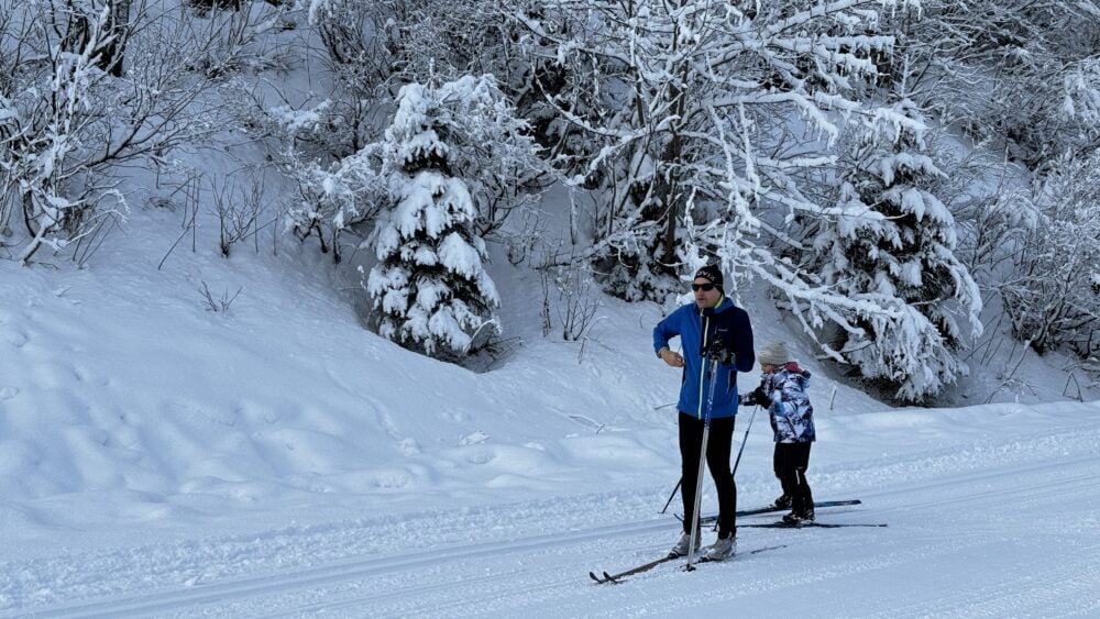 Haciendo esquí nórdico en las pistas de fondo de Palafavera en Val di Zoldo