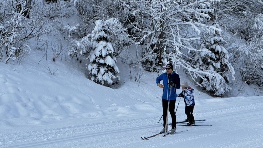 Esqui nórdico nas encostas cross-country de Palafavera em Val di Zoldo