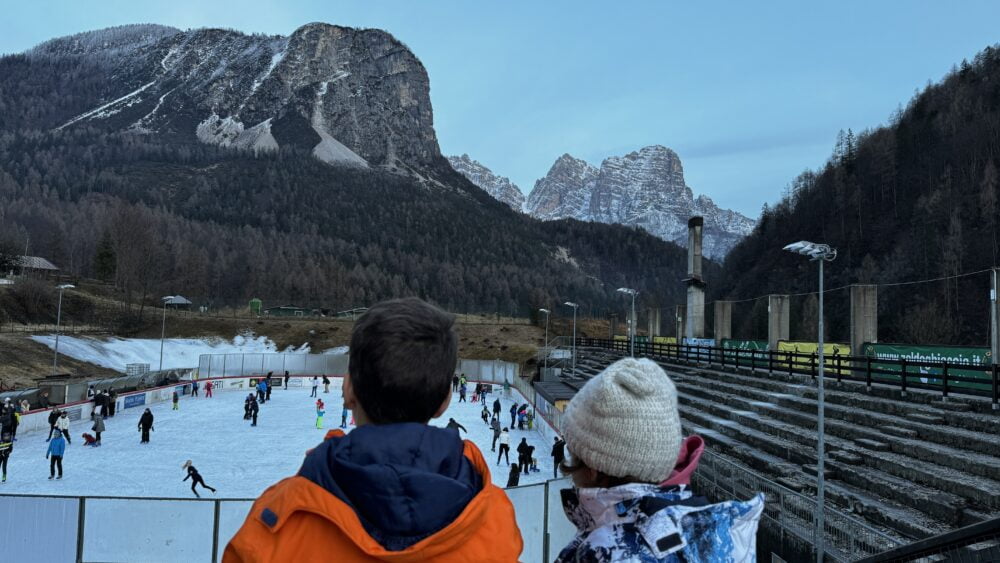 Guardando la pista di pattinaggio sul ghiaccio di Forno di Zoldo