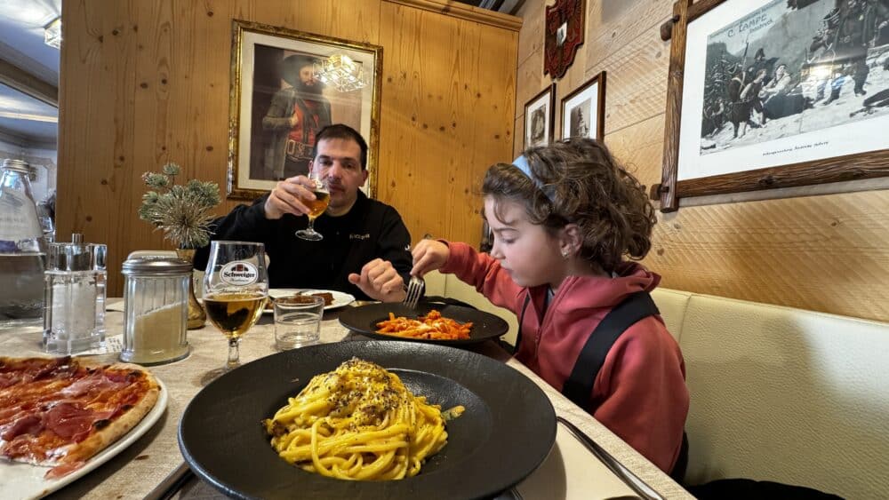 Mangiare presto in un ristorante che chiudeva come ovunque alle 14.