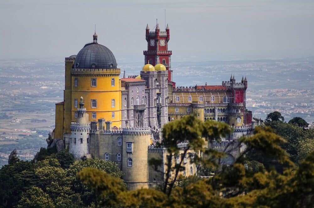 Sintra con sus castillos de cuento. Imagen de <a href="https://pixabay.com/es/users/essuera-10850297/?utm_source=link-attribution&utm_medium=referral&utm_campaign=image&utm_content=3892229">Oleg Shakurov</a> en <a href="https://pixabay.com/es//?utm_source=link-attribution&utm_medium=referral&utm_campaign=image&utm_content=3892229">Pixabay</a>