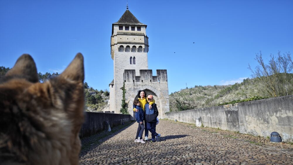 Cruzando el Puente de Valentré de Cahors, imprescindible que ver en Cahors, Patrimonio de la UNESCO