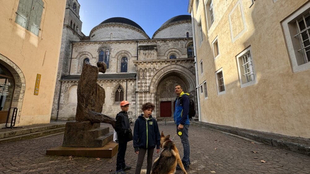 Frente a la puerta lateral de la Catedral de Cahors que nos recuerda a Santa Sofía de Estambul con estas cúpulas redondas. Un imprescindible de Cahors que ver
