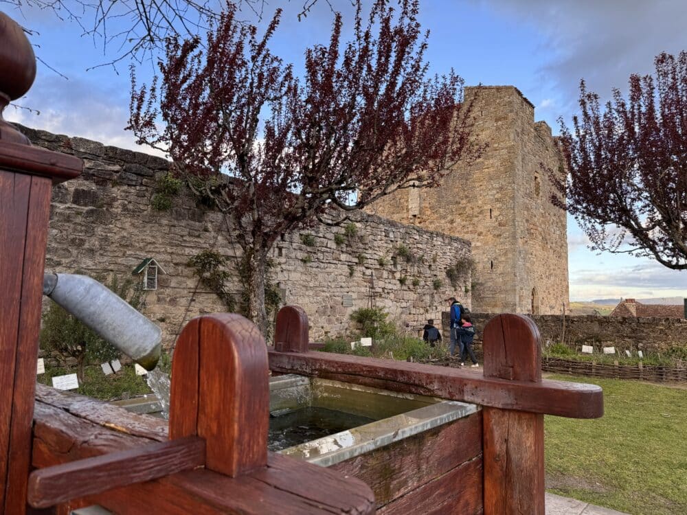 Capdenac-le-Haut desde los jardines junto a la muralla y torre