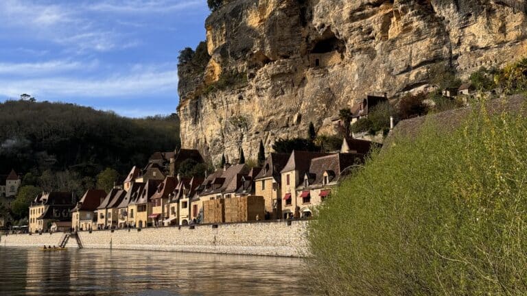 La Roque-Gageac, im Tal der Dordogne, vom Kahnkai aus, alte Boote