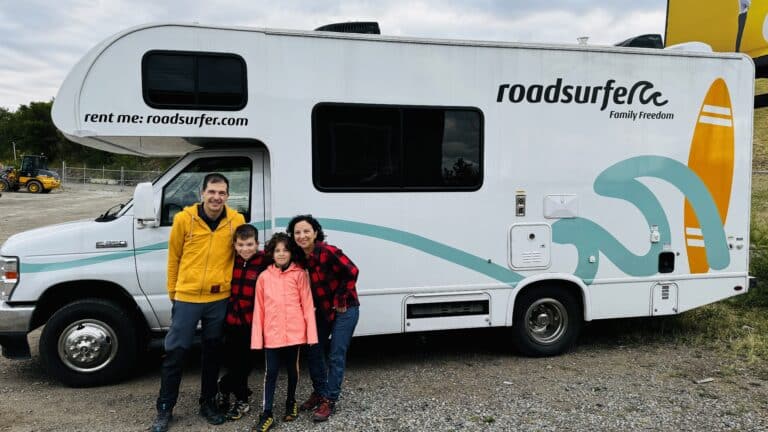 Nosotros con la autocaravana de alquiler de Canadá que alquilamos en Calgary para hacer la ruta de las Rocosas de Canadá