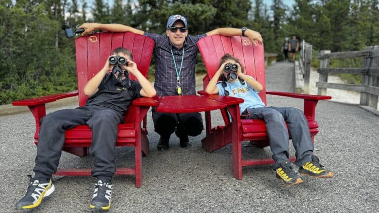 Així sí que s'albira bé. Mirant amb els binoculars la vida salvatge del Canadà a les seves famoses cadires vermelles de Parks Canada