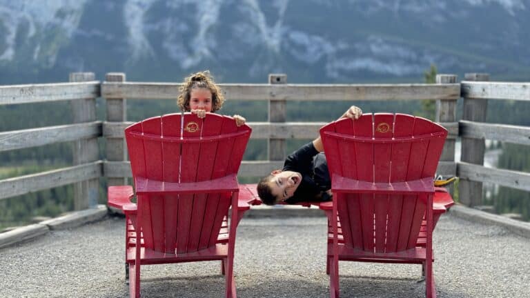 Sulle tipiche sedie rosse dei parchi canadesi al punto panoramico Hoodos di Banff