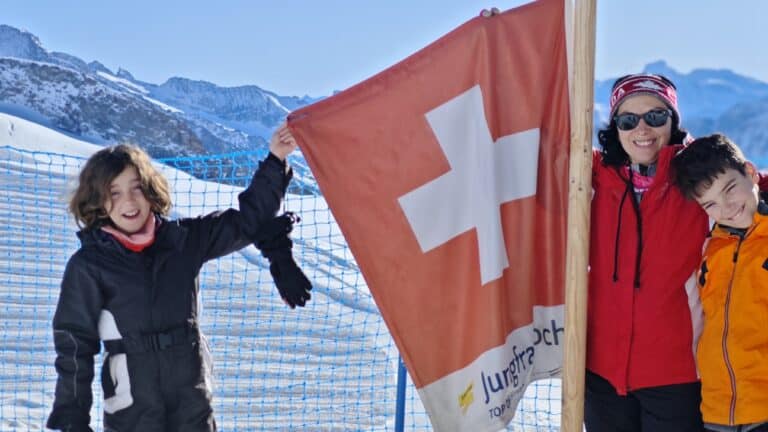 En la base del Jungfrau con la bandera de Suiza