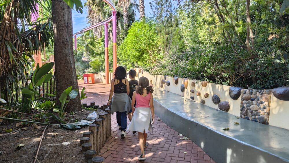 De camino a un lavabo a rellenar nuestros botellas de agua en las fuentes filtradas de PortAventura